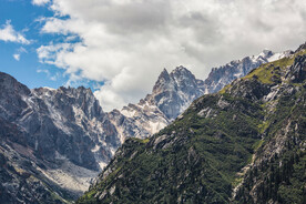 远山天空背景