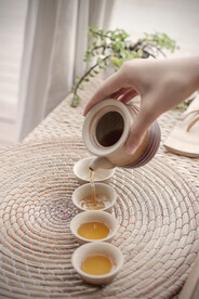 倒茶图