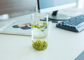 玻璃杯绿茶