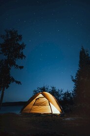 夜晚露营帐篷
