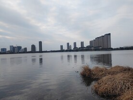 湖边建筑群