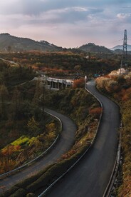 山路蜿蜒