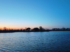 蓝色天空湖水