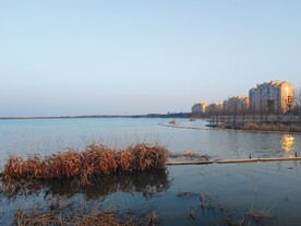 湖边建筑