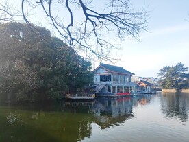 湖边中式建筑