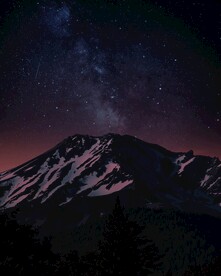山与星空