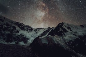 山与星空