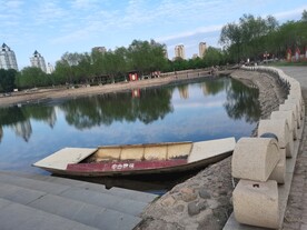 停泊的小船