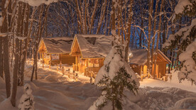 夜晚雪地木屋