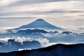 山峰剪影