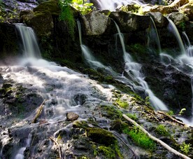 山间瀑布