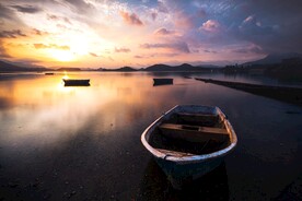 湖面旧船