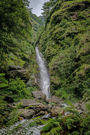 山间瀑布