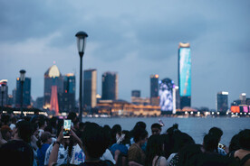 上海外滩夜景人群涌动 莽牛网络