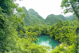 山中水潭