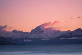 夕阳下的雪山