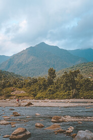 深山河流