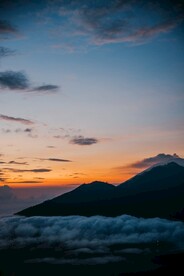 云山缭绕
