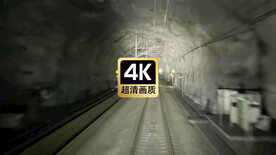 行驶在隧道中的列车