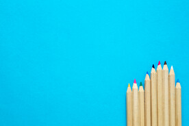 彩色铅笔蓝色背景