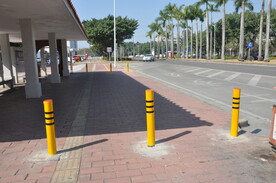 公交站及防撞墩