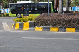 机动车道弯位花坛警示线