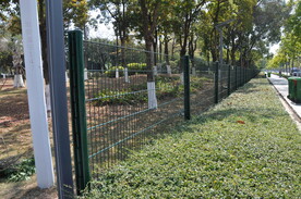 公园绿化带上的铁网镀锌护栏