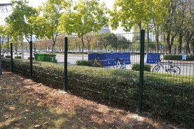 绿化带上的铁栏栅