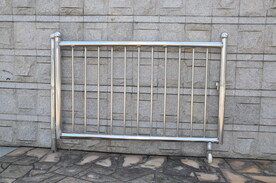 不锈钢护栏与石墙