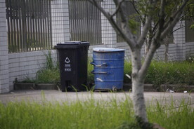 工业园角落的垃圾桶