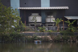 工厂设备与排污河道