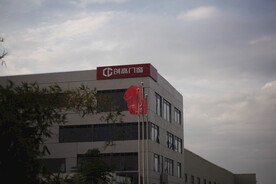 胶片风傍晚的工厂大楼