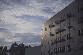 紫色天空背景的工厂宿舍楼