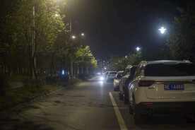 夜间工业区路段随牌