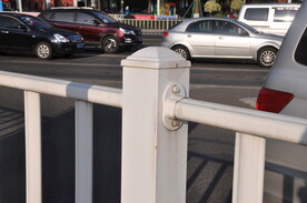 白色交通护栏细节