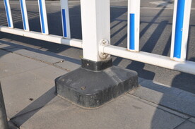 白色交通护栏细节