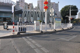 早晨晨曦下的道路护栏