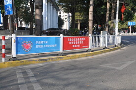 路边人行道交通护栏与广告
