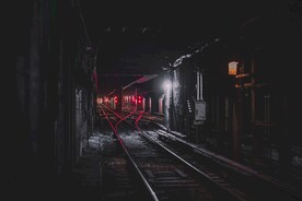 黑暗的地铁轨道