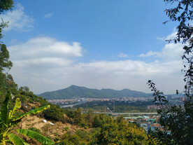 高速公路和山