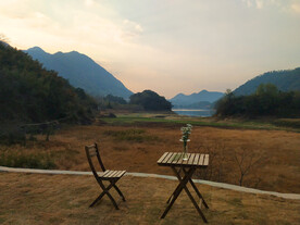 桌台和湖景