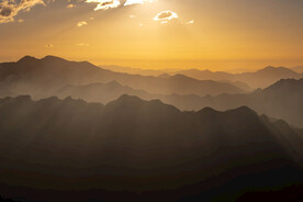 光芒万丈千重山