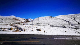 雪山和山路