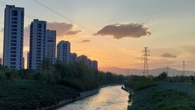 夏日傍晚日落城市河流