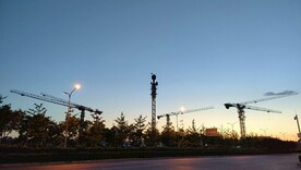 夏天日落建筑工地塔式起重机