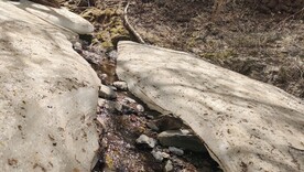 春天双龙峡溪流结冰冰块