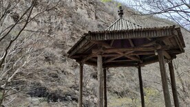 双龙峡山中休憩复古亭子