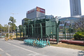 围栏与机械设备