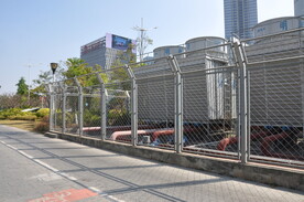 围栏与机械设备