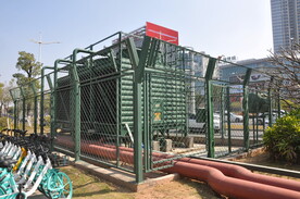 围栏与机械设备